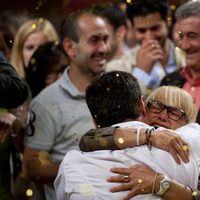 Juan Manuel abraza a su madre tras la victoria de la final de 'Masterchef'