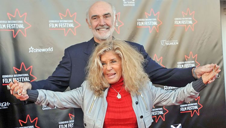 Sean Connery y su esposa Micheline Anne Jeanne en Edimburgo