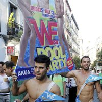 Dos hombres en el pregón del Orgullo Gay 2013 de Madrid