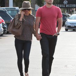 Kaley Cuoco y Henry Cavill paseando su amor por California