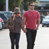 Kaley Cuoco y Henry Cavill paseando su amor por California