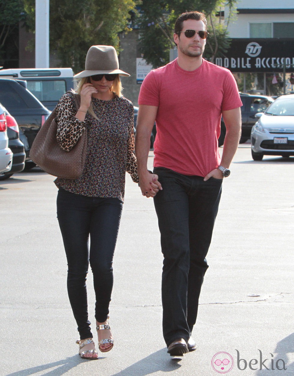 Kaley Cuoco y Henry Cavill paseando su amor por California