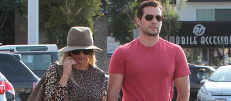 Kaley Cuoco y Henry Cavill paseando su amor por California