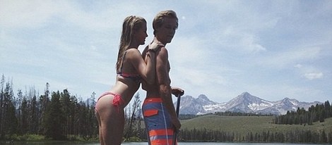 Ireland Baldwin y su novio Slater Trout en una canoa durante sus vacaciones en Idaho