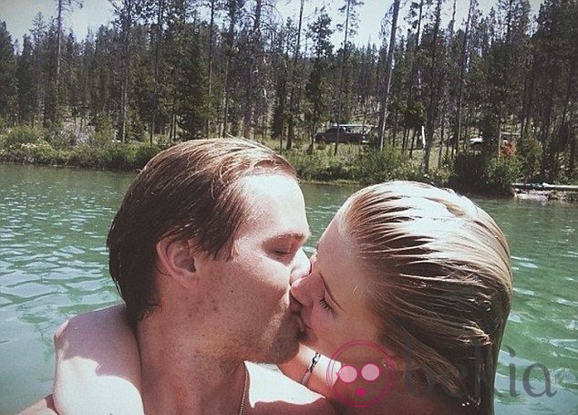 Ireland Baldwin y su novio Slater Trout se dan un beso durante sus vacaciones en Idaho