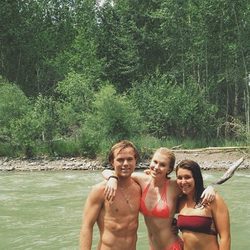 Ireland Baldwin y su novio Slater Trout posan con una amiga durante sus vacaciones en Idaho