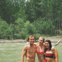 Ireland Baldwin y su novio Slater Trout posan con una amiga durante sus vacaciones en Idaho