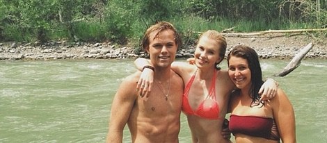 Ireland Baldwin y su novio Slater Trout posan con una amiga durante sus vacaciones en Idaho