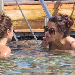 Daniella Semaan y Antonella Roccuzzo dándose un chapuzón en Ibiza