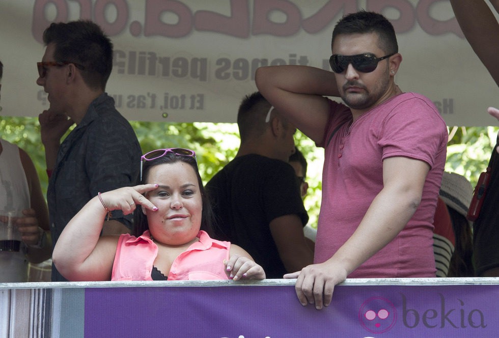 Almudena Fernández 'Chiqui' y su marido Borja en el desfile del Orgullo Gay 2013