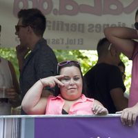 Almudena Fernández 'Chiqui' y su marido Borja en el desfile del Orgullo Gay 2013