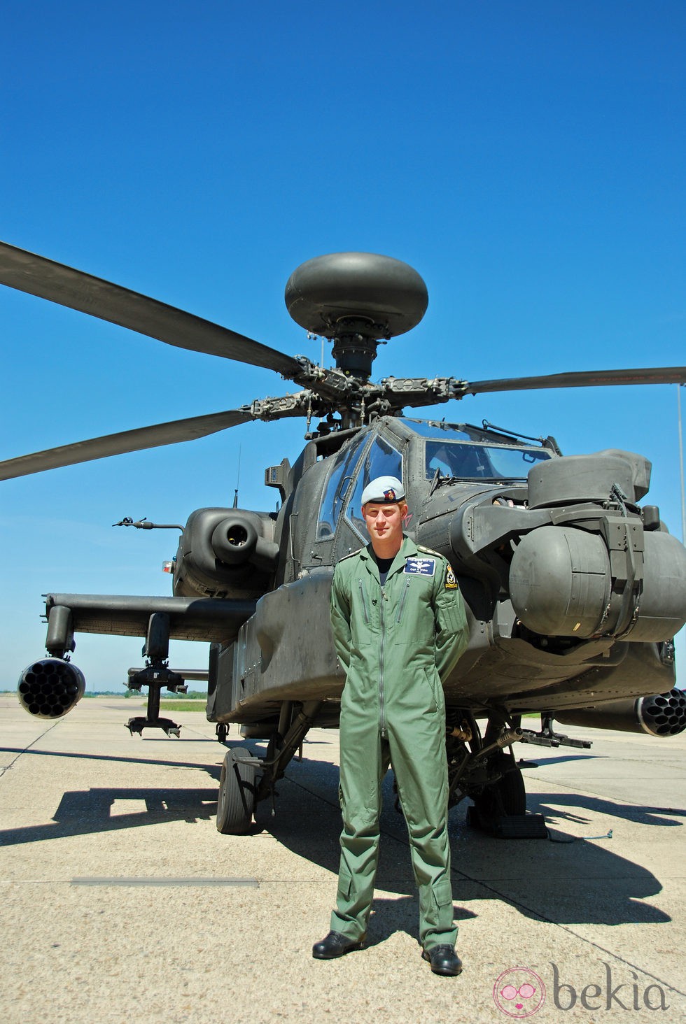 El Príncipe Harry de Inglaterra posando como comandante del helicóptero Apache