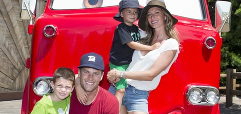 Gisele Bündchen con su marido Tom Brady y su hijo Benjamin en Disney World