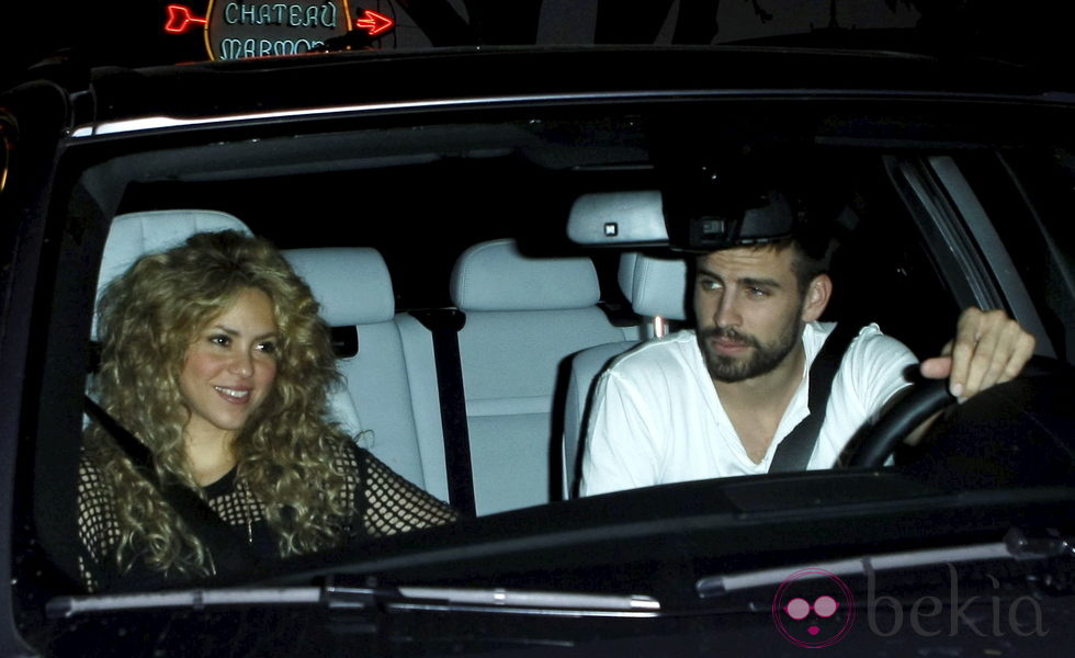 Gerard Piqué y Shakira a la salida de un restaurante en Los Angeles