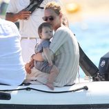 Uma Thurman y su hija Rosalind en una lancha en las playas de Saint Tropez