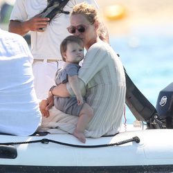 Uma Thurman y su hija Rosalind en una lancha en las playas de Saint Tropez