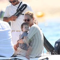 Uma Thurman y su hija Rosalind en una lancha en las playas de Saint Tropez