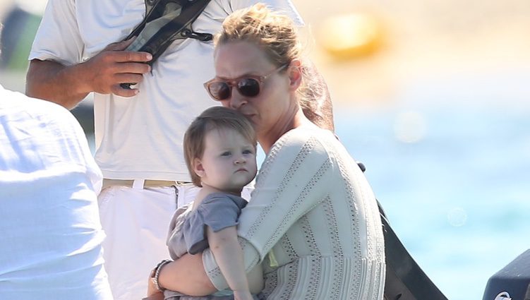 Uma Thurman y su hija Rosalind en una lancha en las playas de Saint Tropez