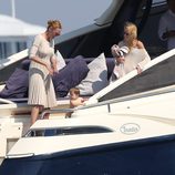 Uma Thurman y la pequeña Rosalind en un barco en las playas de Saint Tropez