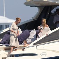 Uma Thurman y la pequeña Rosalind en un barco en las playas de Saint Tropez