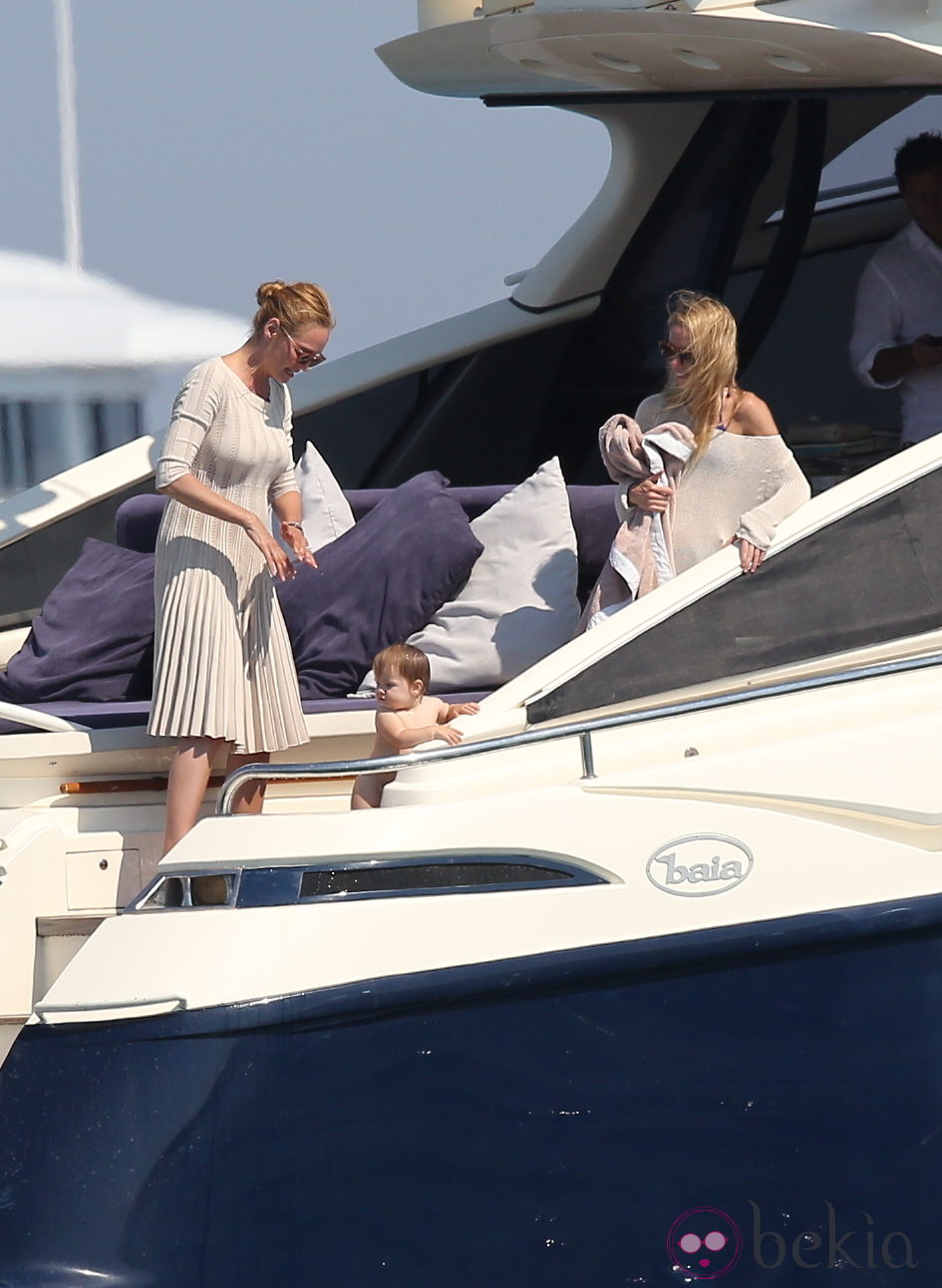 Uma Thurman y la pequeña Rosalind en un barco en las playas de Saint Tropez