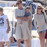 Uma Thurman con su hija Rosalind en las playas de Saint Tropez