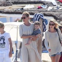 Uma Thurman con su hija Rosalind en las playas de Saint Tropez