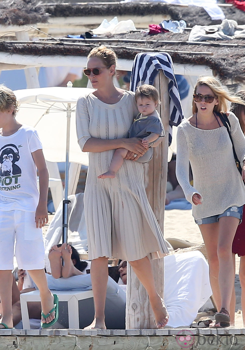 Uma Thurman con su hija Rosalind en las playas de Saint Tropez