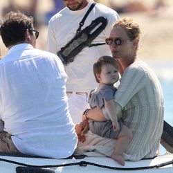 Uma Thurman hablando con su novio Arpad Bosson en una lancha en las playas de Saint Tropez