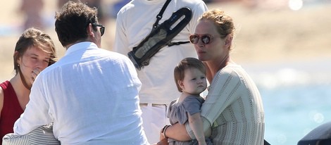 Uma Thurman hablando con su novio Arpad Bosson en una lancha en las playas de Saint Tropez