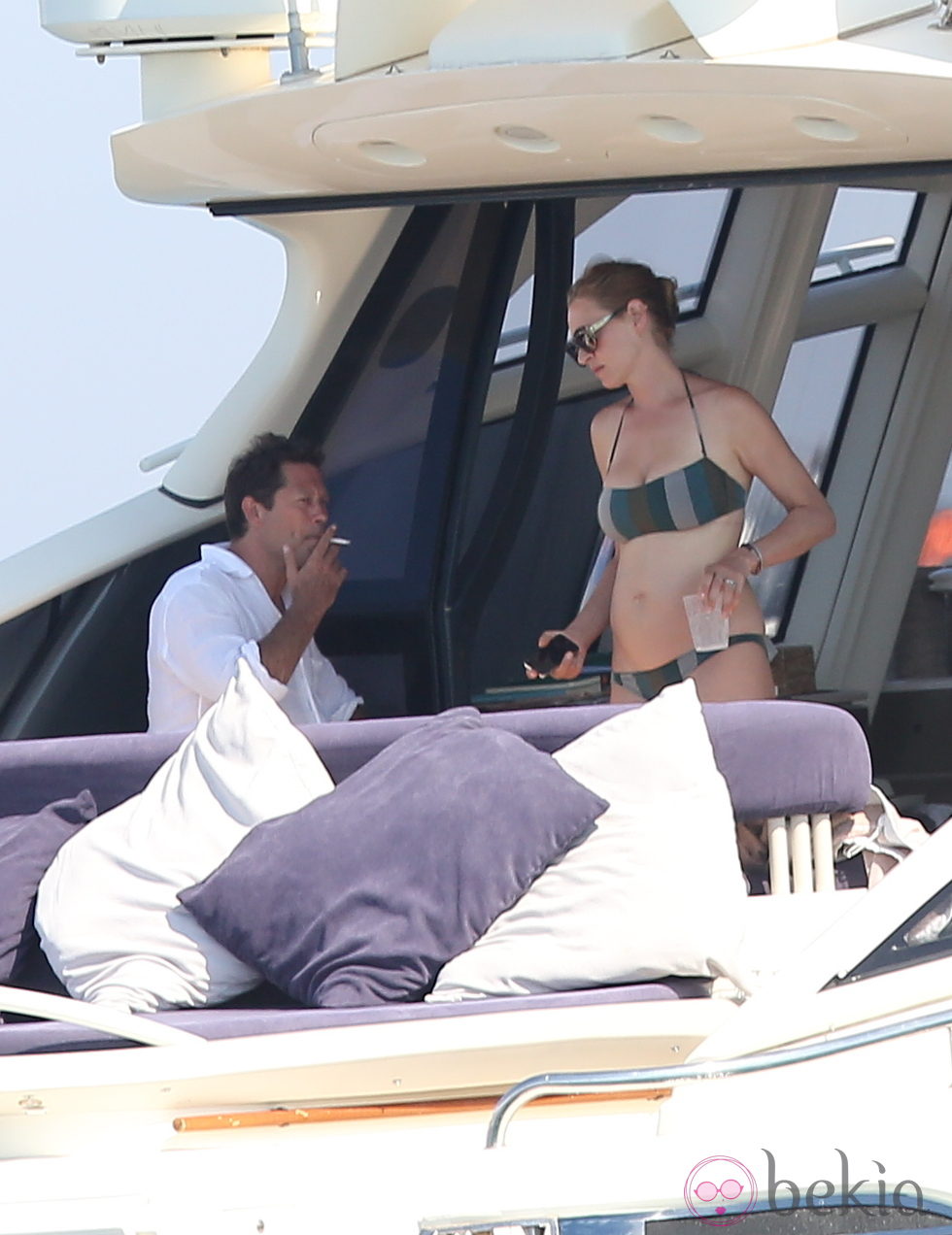 Uma Thurman en bikini hablando con su novio Arpad Bosson en un barco en las playas Saint Tropez