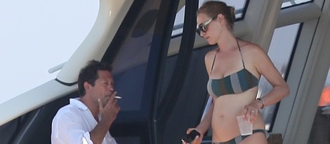 Uma Thurman en bikini hablando con su novio Arpad Bosson en un barco en las playas Saint Tropez