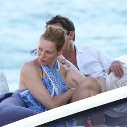 Uma Thurman y Arpad Bosson en una lancha en las playas de Saint Tropez