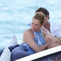 Uma Thurman y Arpad Bosson en una lancha en las playas de Saint Tropez