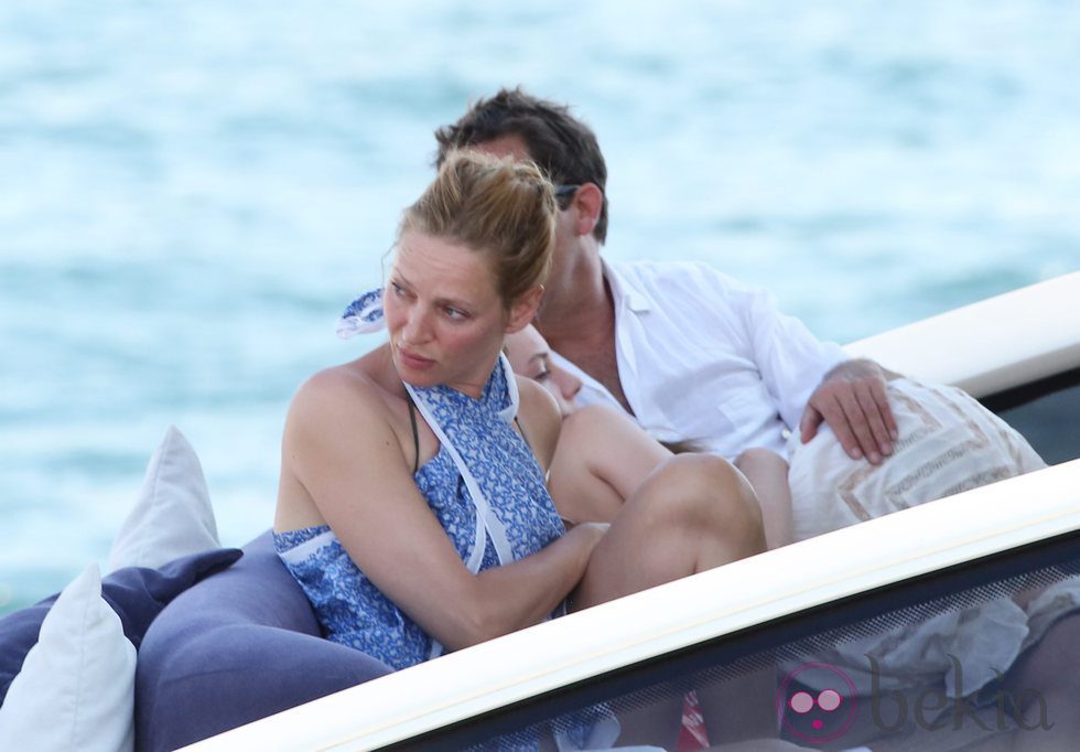 Uma Thurman y Arpad Bosson en una lancha en las playas de Saint Tropez