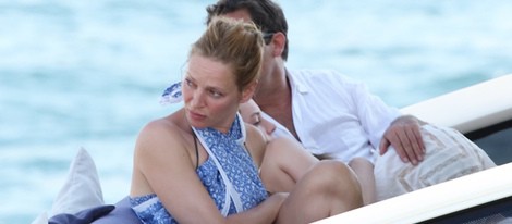 Uma Thurman y Arpad Bosson en una lancha en las playas de Saint Tropez