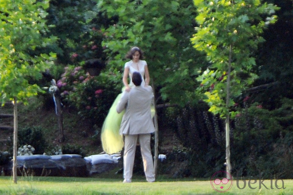 Marc Gasol cogiendo en brazos a Cristina Blesa el día de su boda