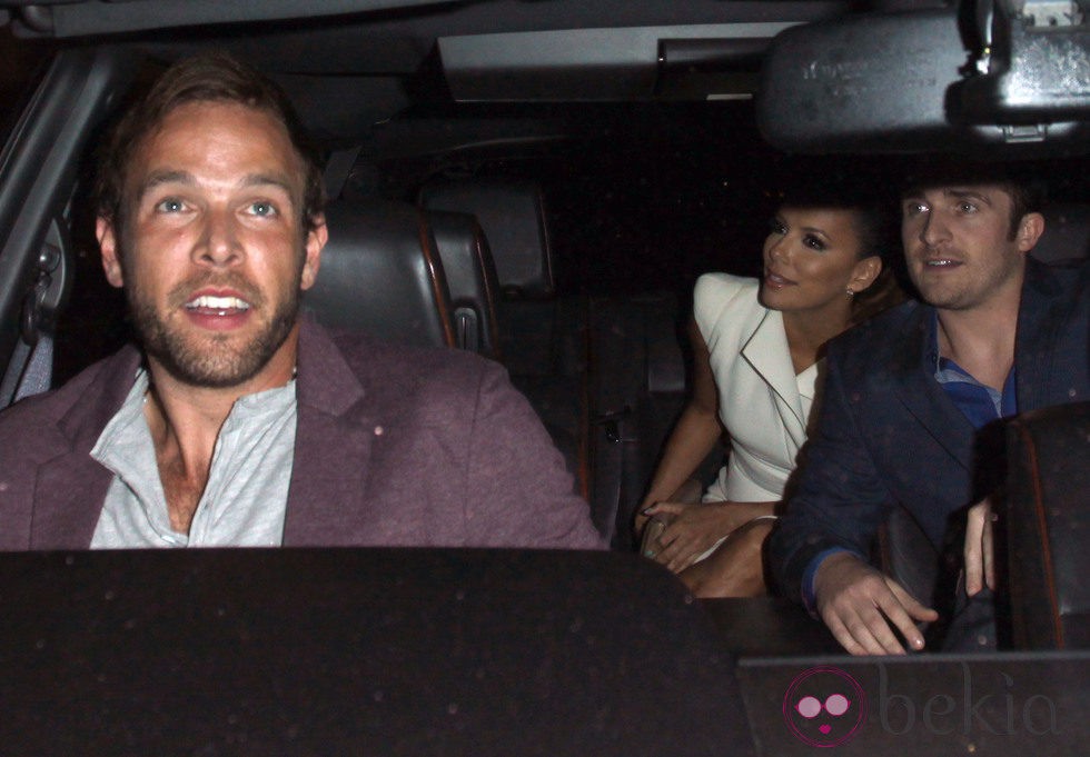 Eva Longoria en un coche con Ernesto Arguello y Matthew Hussey en Hollywood