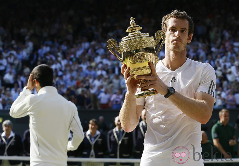 Andy Murray posando con el trofeo del torneo de Wimbledon 2013