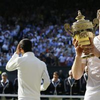 Andy Murray posando con el trofeo del torneo de Wimbledon 2013