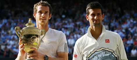 Andy Murray y Novak Djokovic posando con sus respectivos trofeos de Wimbledon 2013