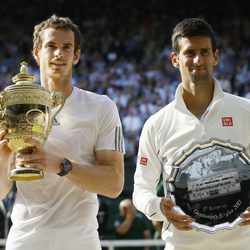 Andy Murray y Novak Djokovic posando con sus respectivos trofeos de Wimbledon 2013