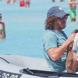 Carles Puyol en una lancha para surcar las aguas de Ibiza