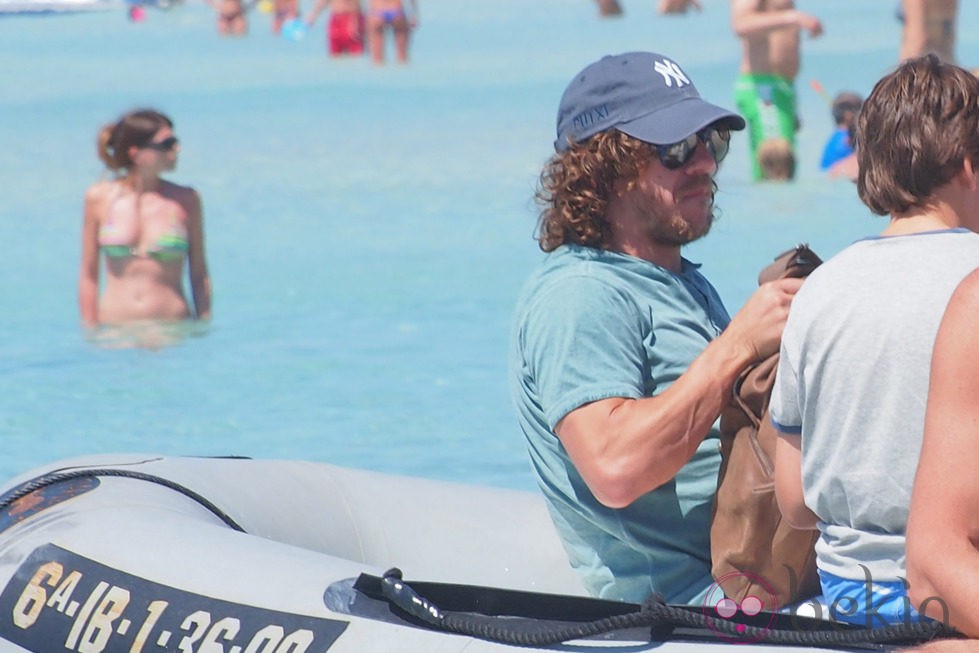 Carles Puyol en una lancha para surcar las aguas de Ibiza