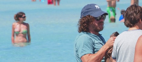 Carles Puyol en una lancha para surcar las aguas de Ibiza