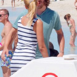 Carles Puyol y Vanesa Lorenzo subiendo a una lancha en Ibiza