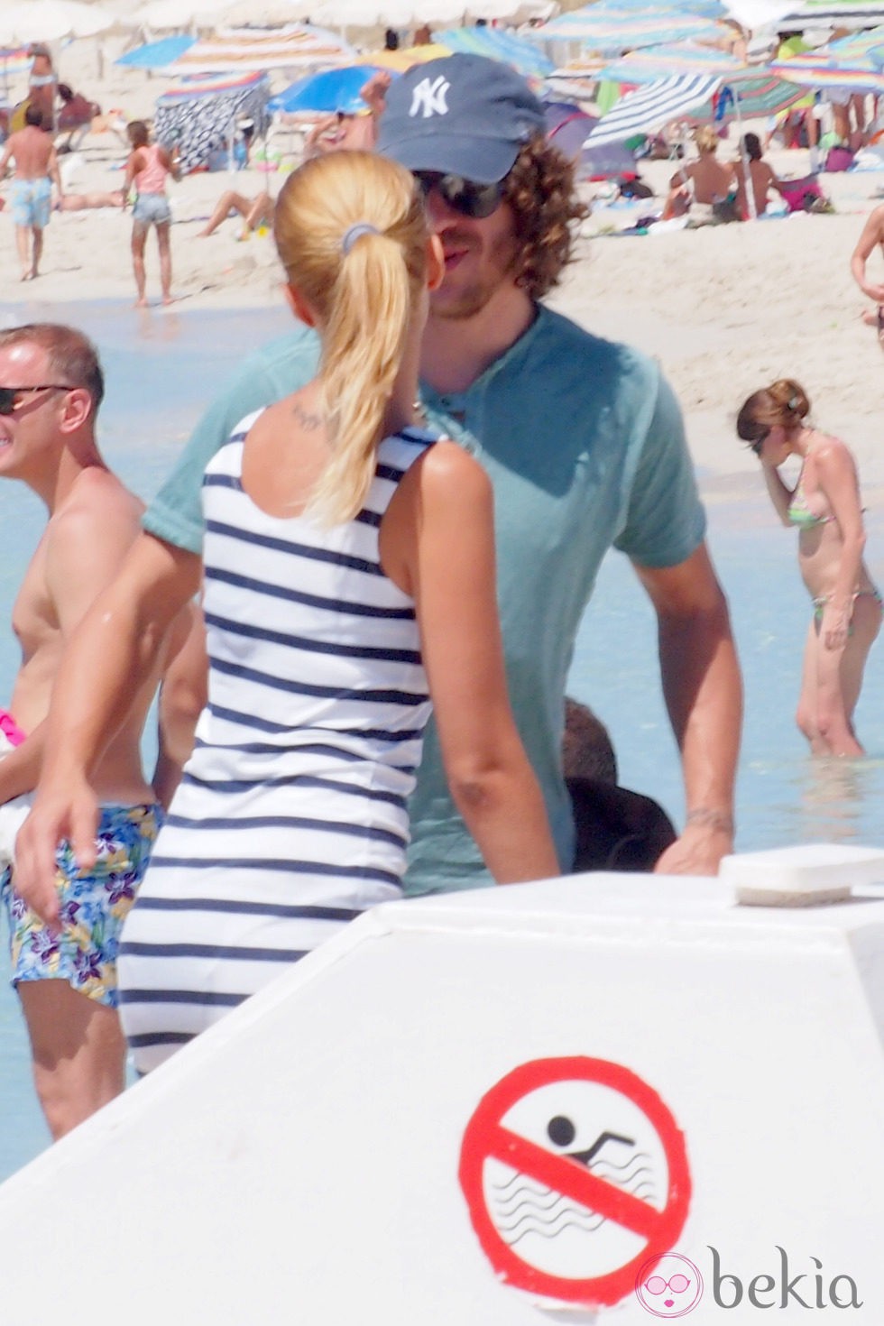 Carles Puyol y Vanesa Lorenzo subiendo a una lancha en Ibiza