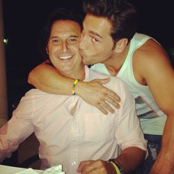 David Bustamante felicitando a Poty por su cumpleaños con un beso