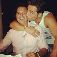 David Bustamante felicitando a Poty por su cumpleaños con un beso