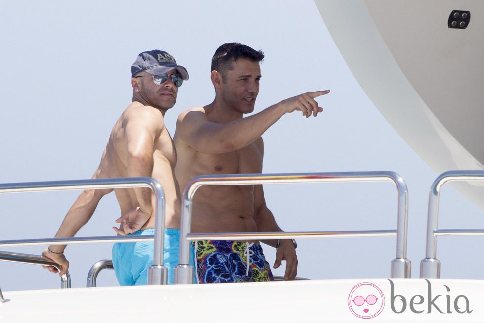 Jesús Vázquez y Roberto Cortés disfrutan del verano en un barco en Ibiza